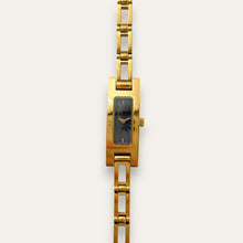 Load image into Gallery viewer, Vintage Ladies' 00s Gucci 3900L Quartz Watch - Black Dial - Boxed