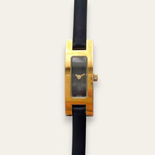 Load image into Gallery viewer, Vintage 2002 Gucci 3900L Quartz Watch, Black Dial, Gold-Tone Case