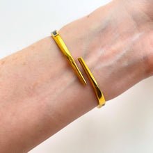 Load image into Gallery viewer, Vintage André Mouche Quartz Watch - Black Floral Design, Concealed Dial, Gold-Plated
