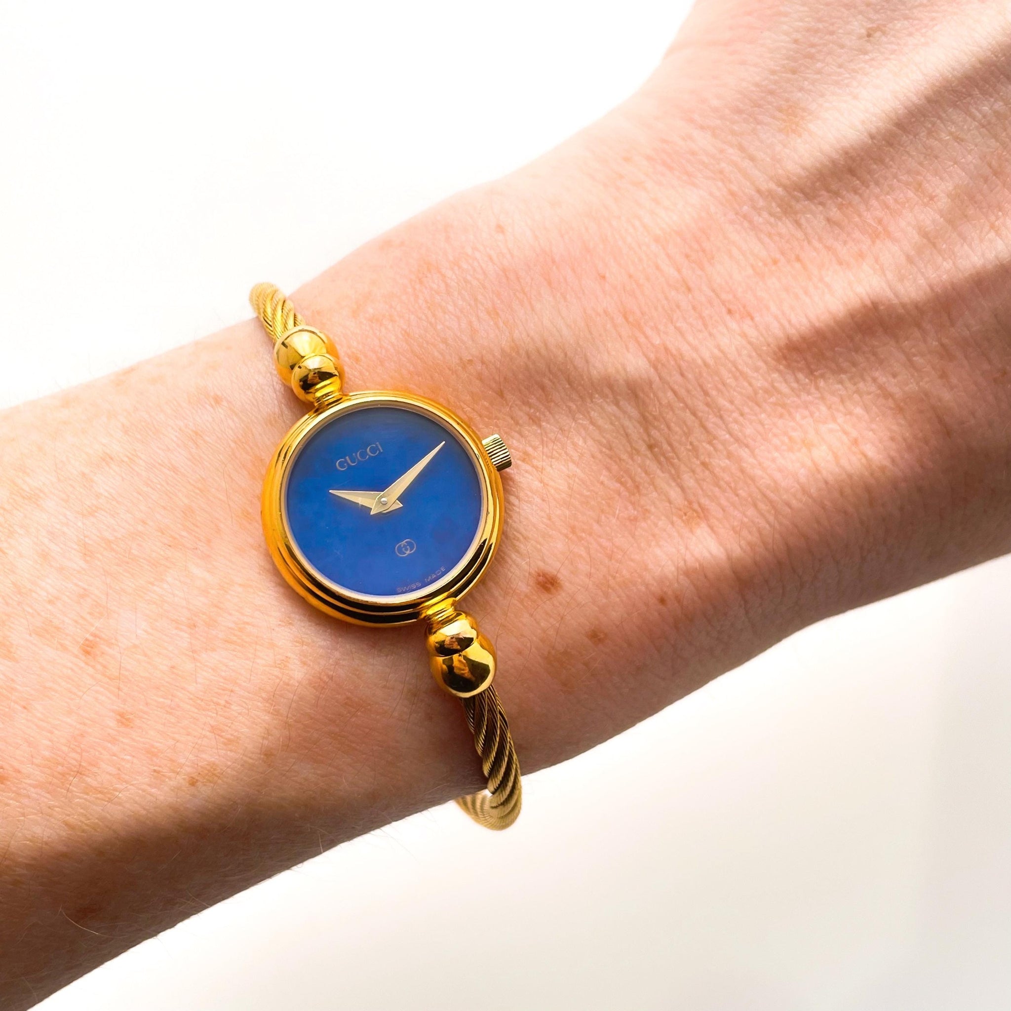 GUCCI 2047.1Lバングルウォッチ ゴールド ロッキングG Gucci 2047L - Gold-Plated Ladies' Bangle Watch with Blue Dial