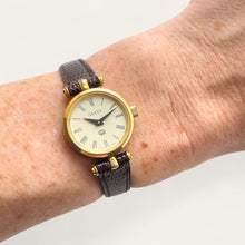 Load image into Gallery viewer, Vintage 80s Ladies&#39; Gucci Stack Quartz Watch - Cream Dial, Brown Leather
