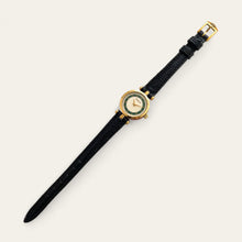 Load image into Gallery viewer, Vintage 90s Ladies' Gucci Quartz Watch - Green Sector Dial - Leather Strap
