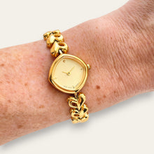 Load image into Gallery viewer, Gold Tone Heart Link Bracelet Quartz Watch Retro Style
