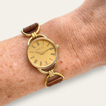 Load image into Gallery viewer, 1990s Vintage Gucci 6000L Quartz Watch - Gold Dial, Brown Strap
