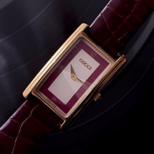 Load and play video in Gallery viewer, Vintage 1990s Gucci 2600M Quartz Watch - Rectangular Tank-Style Dial
