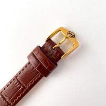 Load image into Gallery viewer, 80s Unisex Gucci Quartz Watch with Beige Dial and Brown Leather Strap
